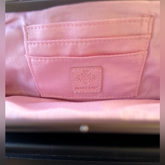 "Mary Kay" Black Velvet Clutch Silver Chain Handle. Pink interior with the logo - Picture 4 of 4